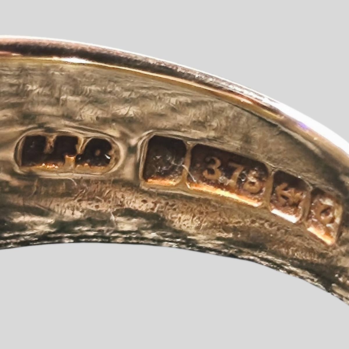 9ct Gold Buckle Ring – 4.08g | Birmingham 1973 | Engraved Victorian-Revival Design - Image 2
