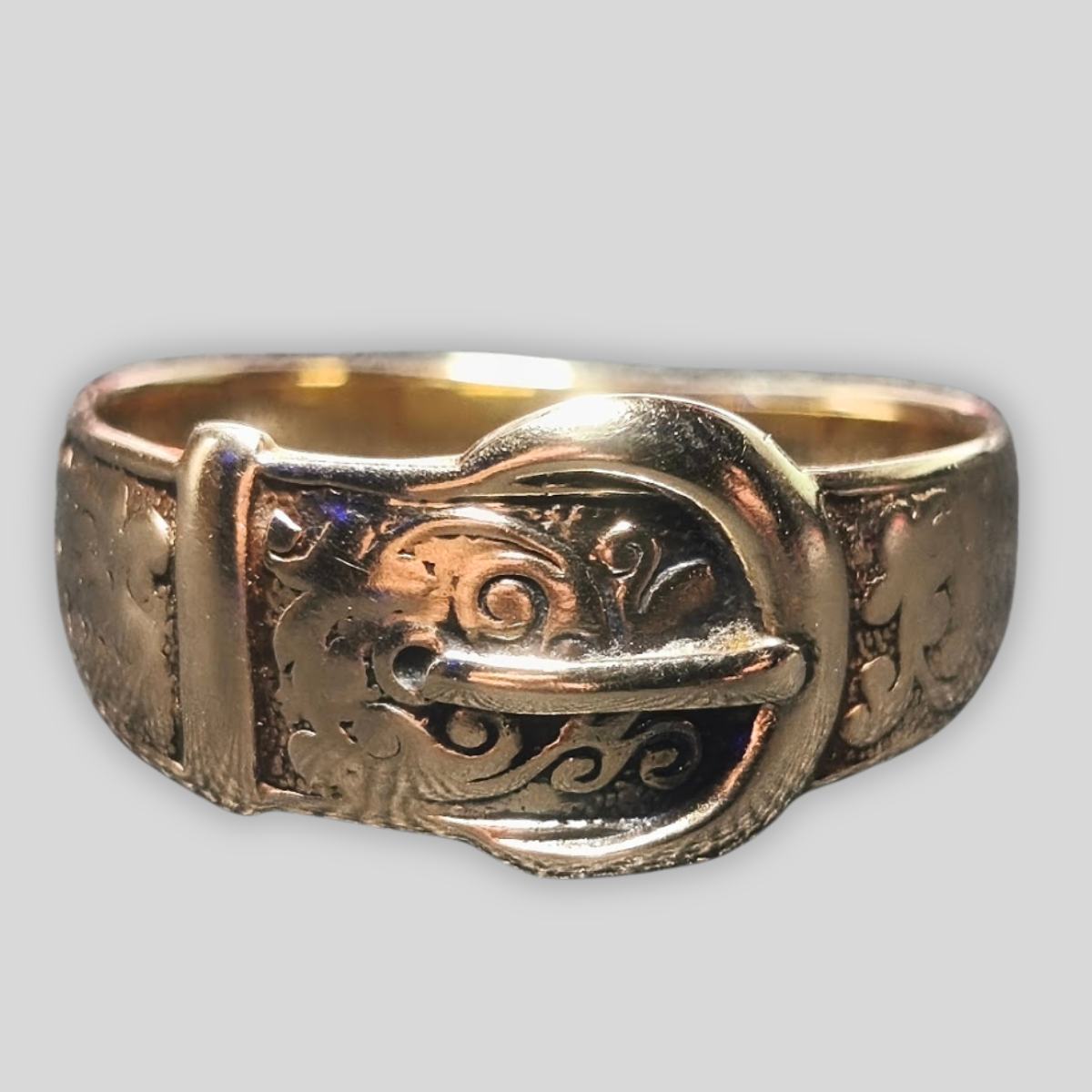 9ct Gold Buckle Ring – 4.08g Birmingham 1973 Engraved Victorian-Revival Design