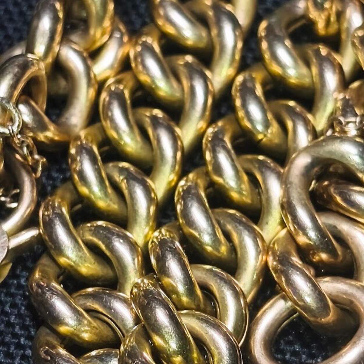 Antique 15ct Gold Curb Bracelet with Heart Padlock – Pre-1932 Solid Gold 19g Close Up